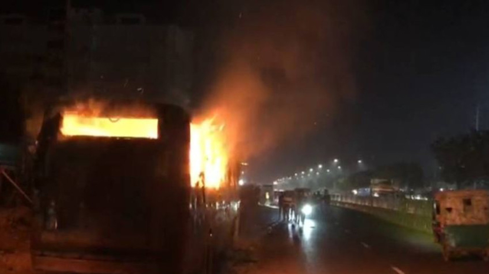 সাভারে সড়কের পাশে দাঁড়িয়ে থাকা বাসে আগুন