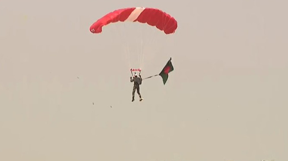 পতাকা হাতে প্যারাট্রুপিং করে বিশ্বরেকর্ড বাংলাদেশের