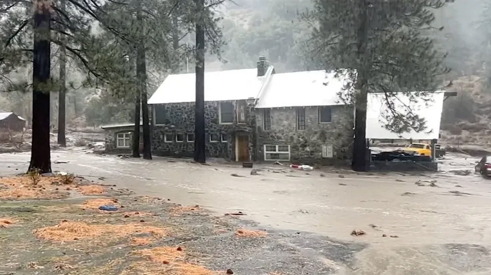 ক্যালিফোর্নিয়ায় ভয়াবহ ঝড় ও ভারী বৃষ্টিতে ৩ জনের মৃত্যু