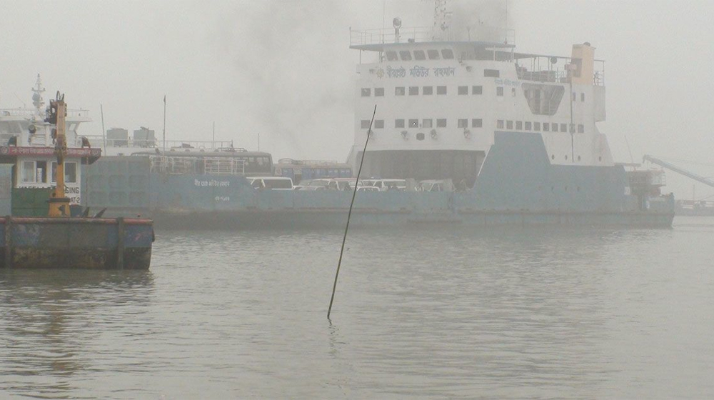 সাড়ে ৯ ঘণ্টা পর ৩ রুটে ফেরি চলাচল স্বাভাবিক