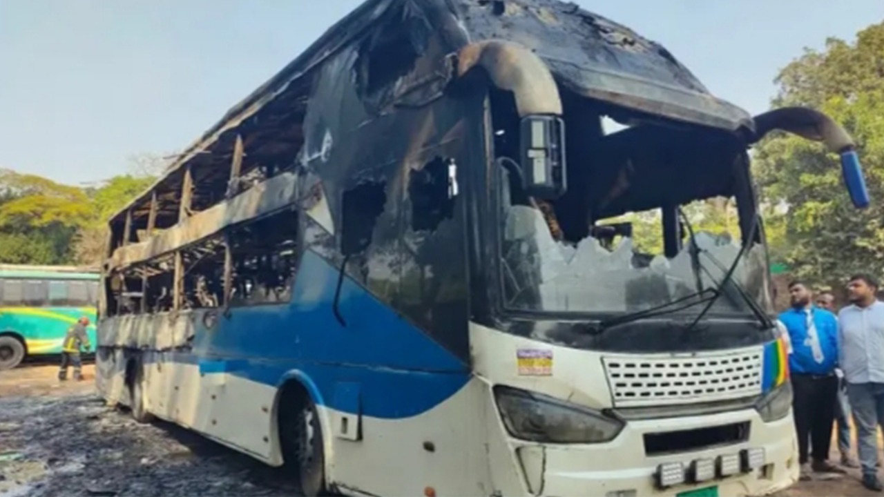 পুলিশ লাইনস লাগোয়া পার্কিংয়ে বাসে আগুন