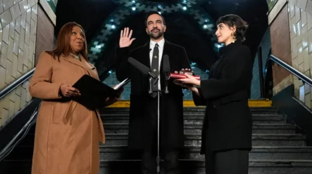 পবিত্র কোরআন হাতে মেয়র হিসেবে শপথ গ্রহন করলেন মামদানি