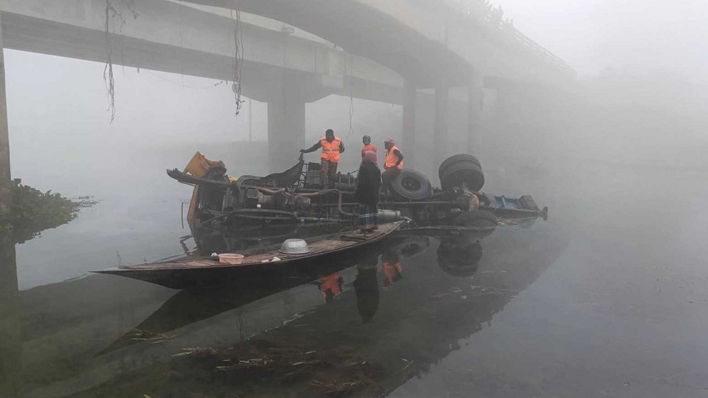 ব্রিজের রেলিং ভেঙে ট্রাক নদীতে, নিহত ২