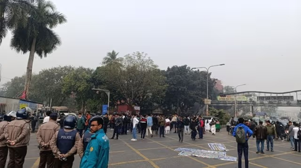 ফার্মগেটে সড়ক অবরোধ, যান চলাচল বন্ধ