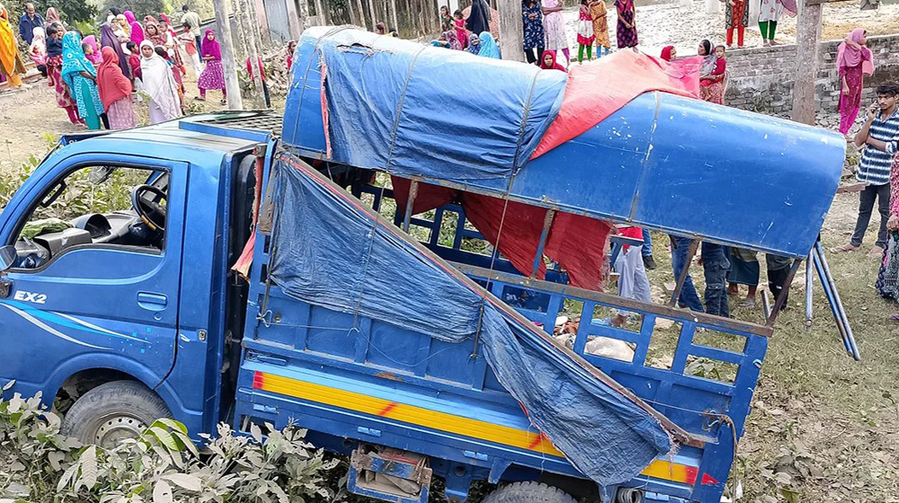 ট্রেন-পিকআপ সংঘর্ষ, ৩ শ্রমিক নিহত