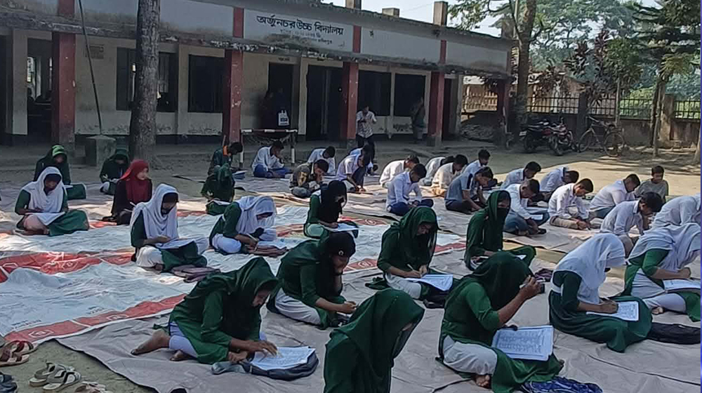 মনোহরদীতে শ্রেণিকক্ষ সংকটে খোলা মাঠে পাঠদান