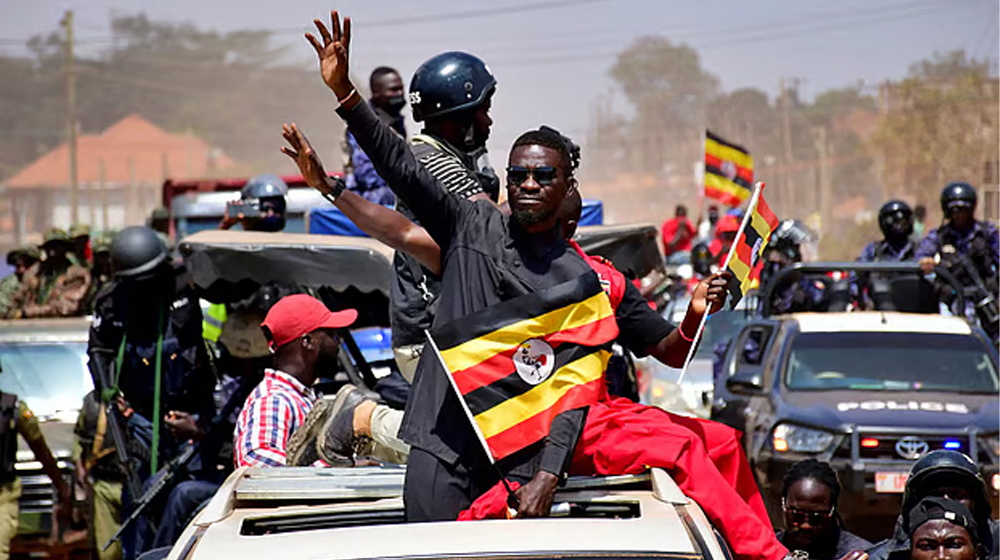 উগান্ডায় বিরোধী দলের প্রার্থীকে বাড়ি থেকে তুলে নিয়ে গেছে সামরিক হেলিকপ্টার