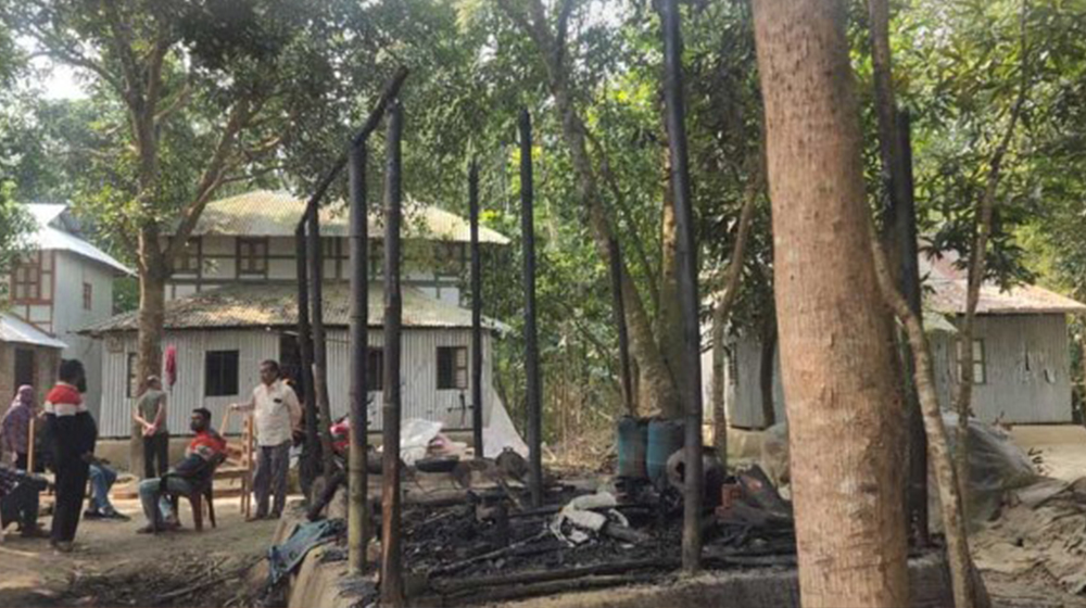 শরীয়তপুরে ১১ বাড়িতে ভাঙচুর-অগ্নিসংযোগ, ককটেল বিস্ফোরণ