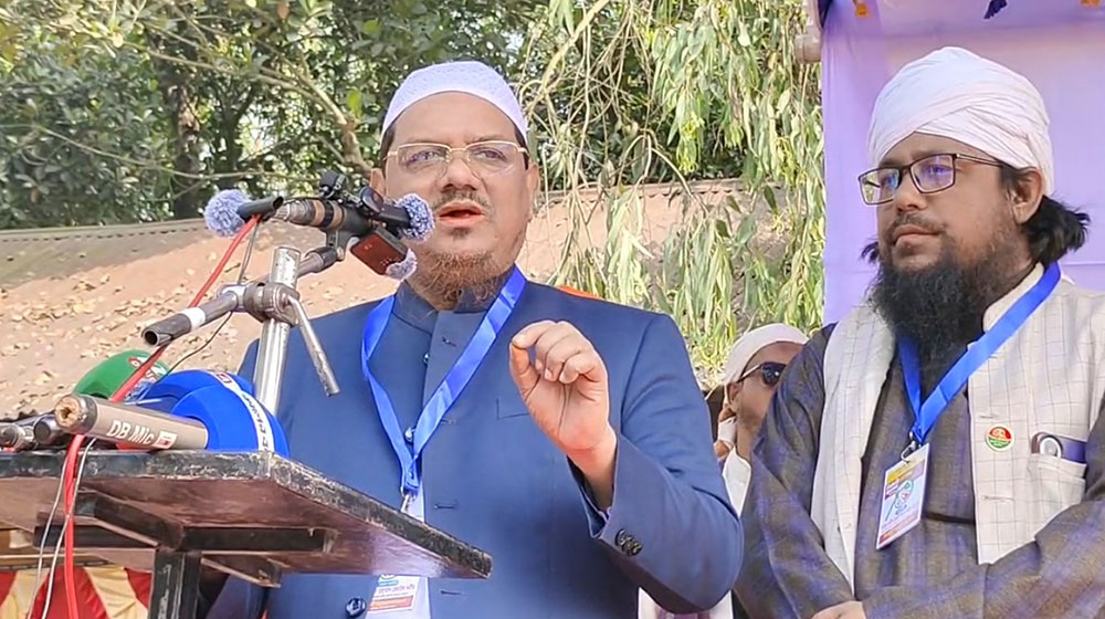 জামায়াতের আমির বে-পর্দা মেয়েদের পাশে বসিয়ে সেলফি তোলেন: চরমোনাই পীর