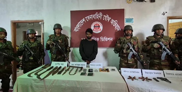 বগুড়ায় সেনা অভিযানে অস্ত্রসহ শীর্ষ সন্ত্রাসী গ্রেপ্তার
