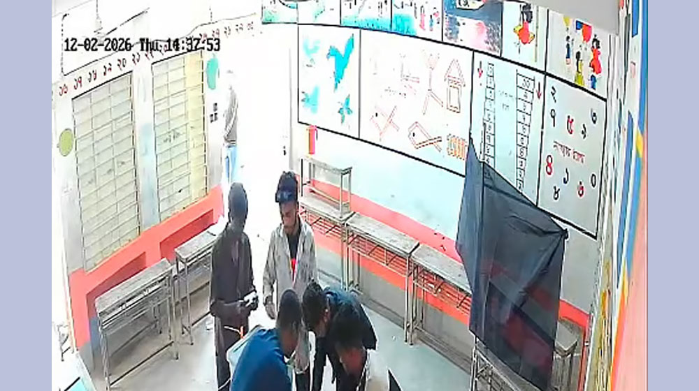 ময়মনসিংহ-১১ আসন: ব্যালট পেপারে সিল মেরে বাক্সে ভরছিলেন ৫ তরুণ