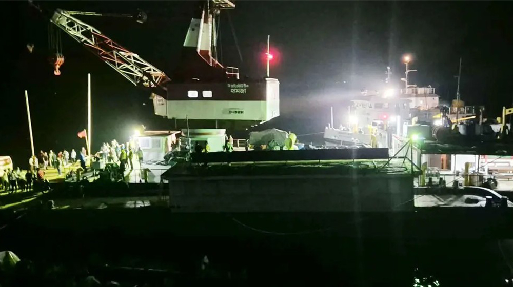 নিয়ন্ত্রণ হারিয়ে নদীতে বাস, ১১ জন জীবিত উদ্ধার