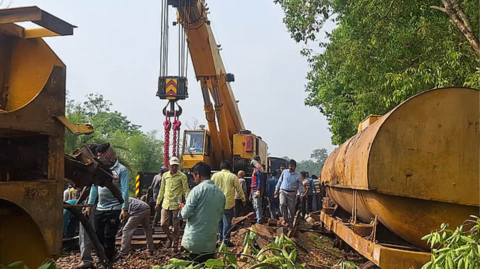 তেলবাহী ট্রেনের লাইনচ্যুতি, সিলেটের সঙ্গে রেলযোগাযোগ বন্ধ, লুটপাট বন্ধে ঘটনাস্থলে বিজিবি