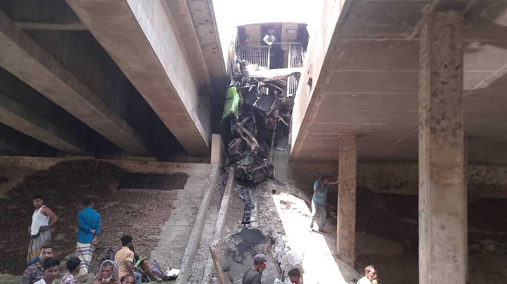 সিরাজগঞ্জে চলন্ত বাসের চাকা ফেটে বিভাজকে ধাক্কা: নিহত ৩