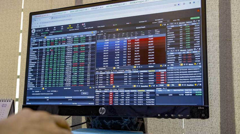 যুদ্ধবিরতিতে ঢাকার পুঁজিবাজার চাঙা, একদিনে সূচকের লাফ ১৬১ পয়েন্ট