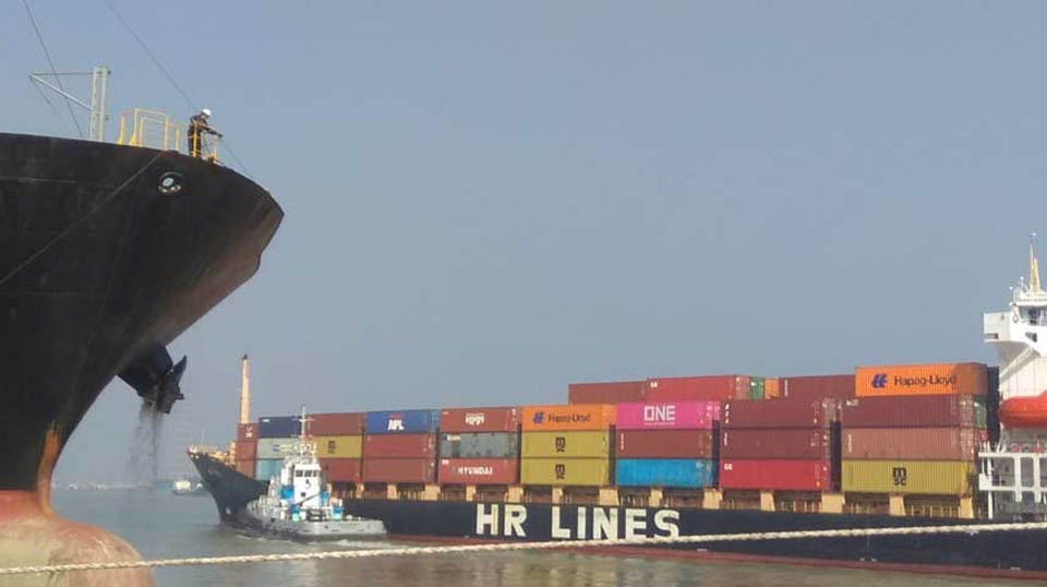 অকটেন ও ফার্নেস নিয়ে চট্টগ্রাম বন্দরে পৌঁছেছে দুই জাহাজ