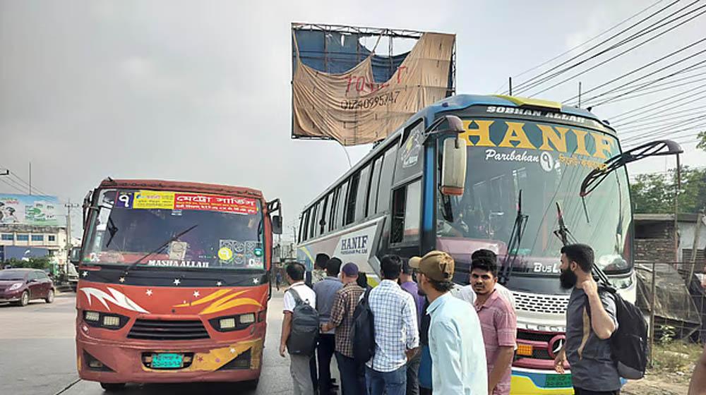 তেল সংকটে সীতাকুণ্ডে থেমে গেল বাস, ভোগান্তিতে যাত্রীরা