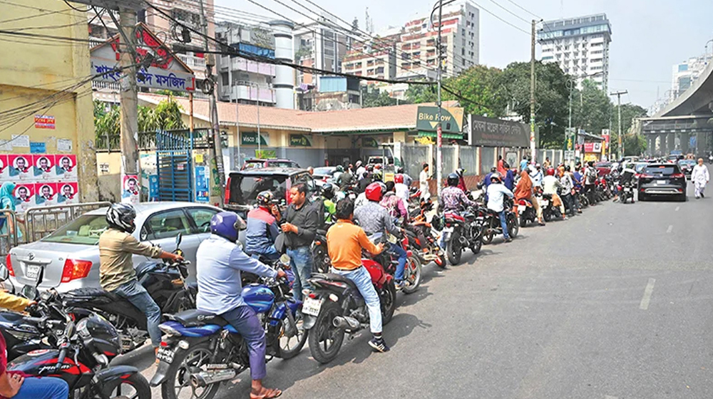 জ্বালানি তেলের দাম বৃদ্ধিতেও কমেনি ভোগান্তি, পাম্পে দীর্ঘ লাইন