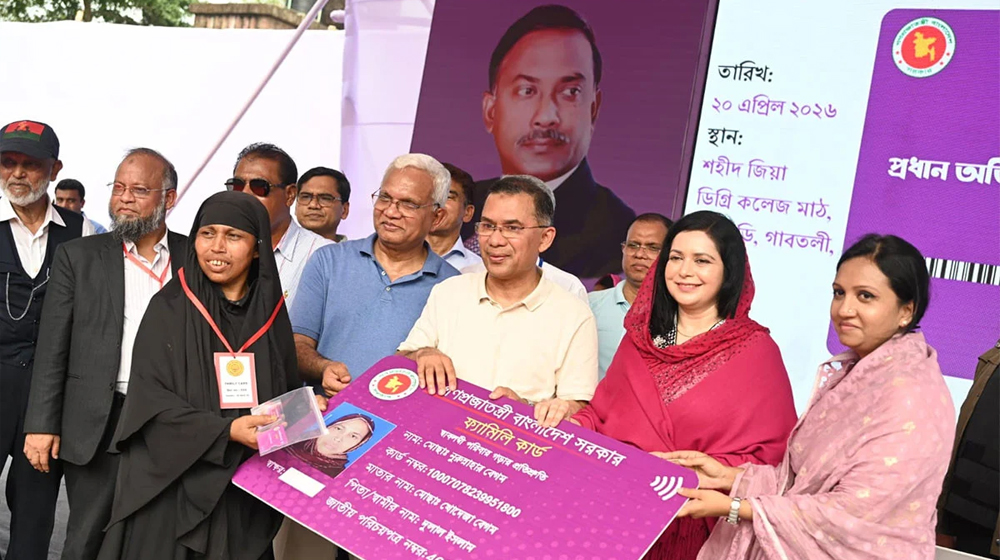 বগুড়ায় ফ্যামিলি কার্ড বিতরণ করলেন প্রধানমন্ত্রী