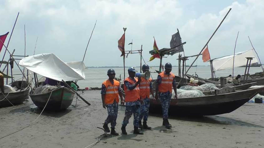 চার সমুদ্রবন্দরে ৩ নম্বর সংকেত, সারা দেশে আরও এক সপ্তাহ বৃষ্টির আভাস