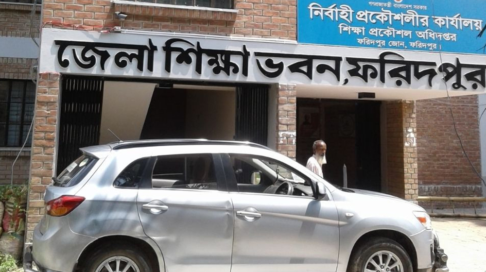 স্কুল ফিডিংয়ে কাঁচা কলা বিতরণ, শিক্ষিকা বরখাস্ত