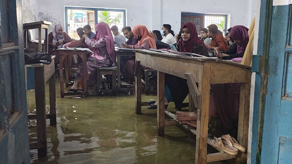 কুমিল্লা ভিক্টোরিয়া কলেজে হাঁটুপানিতে বসে অনার্স ফাইনাল পরীক্ষা