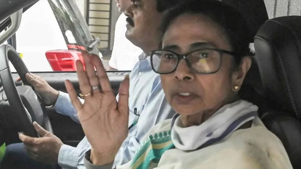 গণনাকেন্দ্রে যেতেই মমতাকে ঘিরে ‘চোর চোর’ স্লোগান