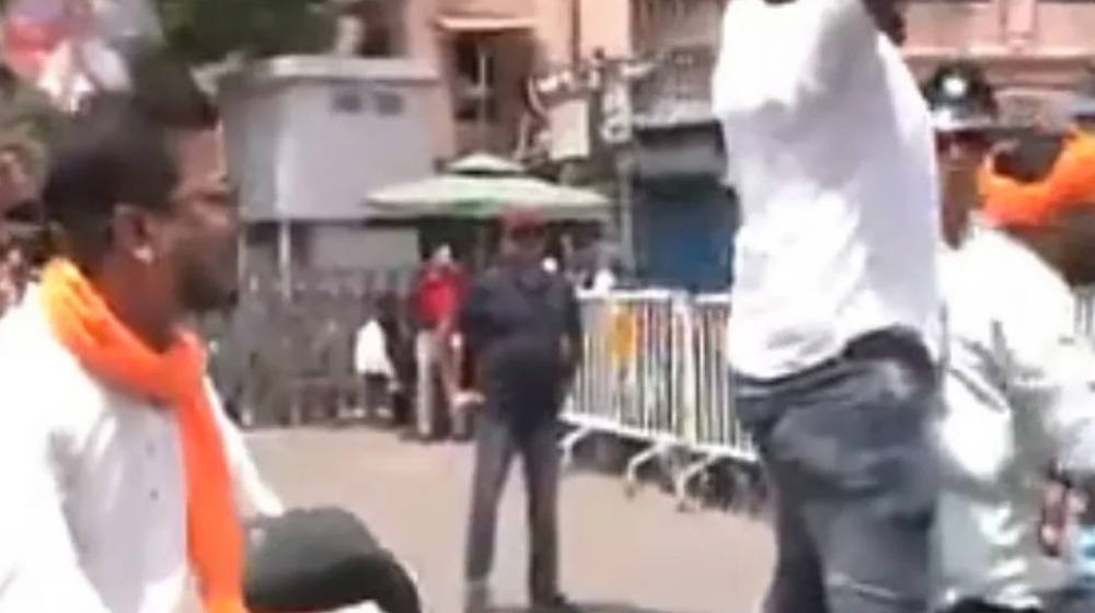 মমতার বাড়ির বাইরে ‘জয় শ্রী রাম’ স্লোগান বিজেপির কর্মীদের