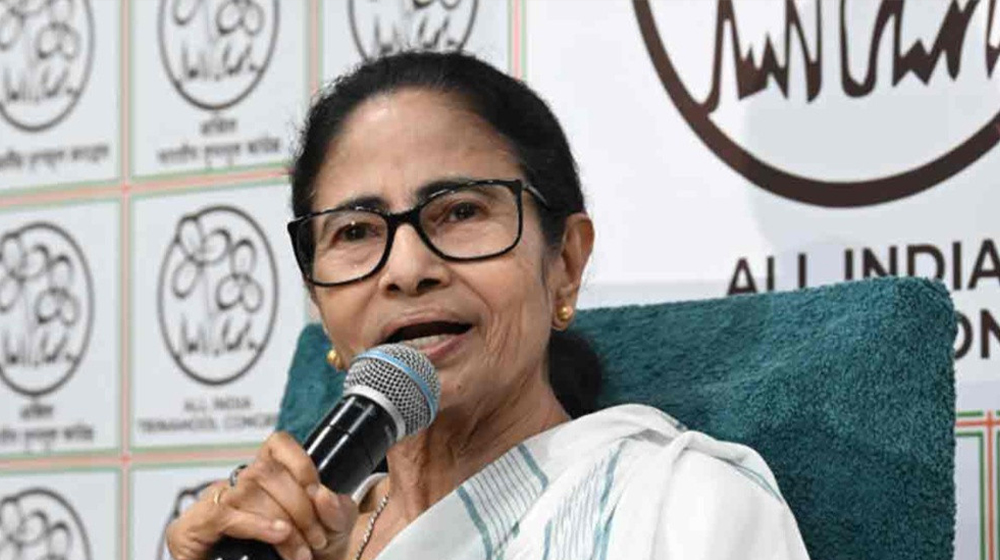 নির্বাচন প্রক্রিয়া নিয়ে প্রশ্ন তুলে পদত্যাগে নারাজ মমতা