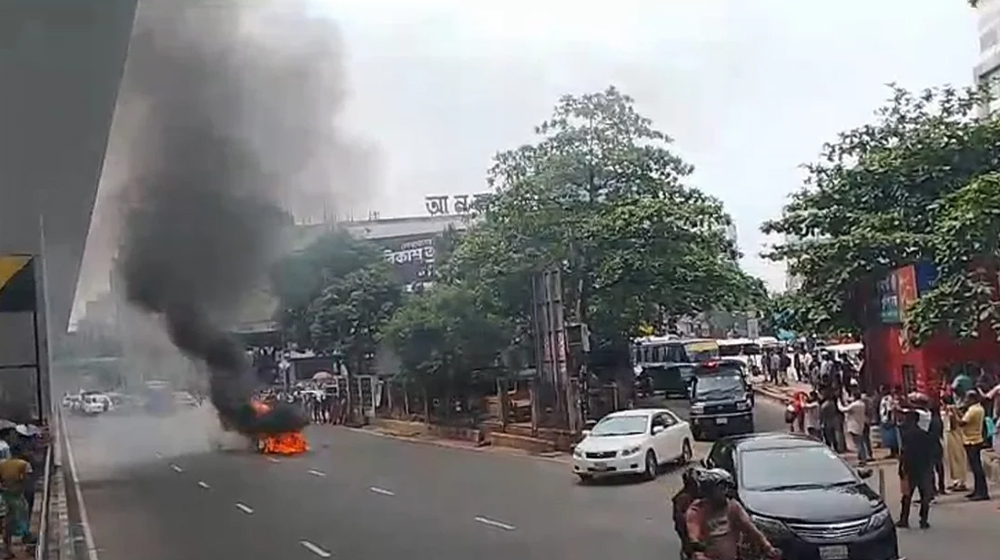 ফার্মগেটে চলন্ত প্রাইভেটকারে আগুন