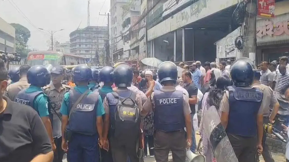 চট্টগ্রামে একীভূত পাঁচ ব্যাংকের আমানতকারীদের বিক্ষোভ