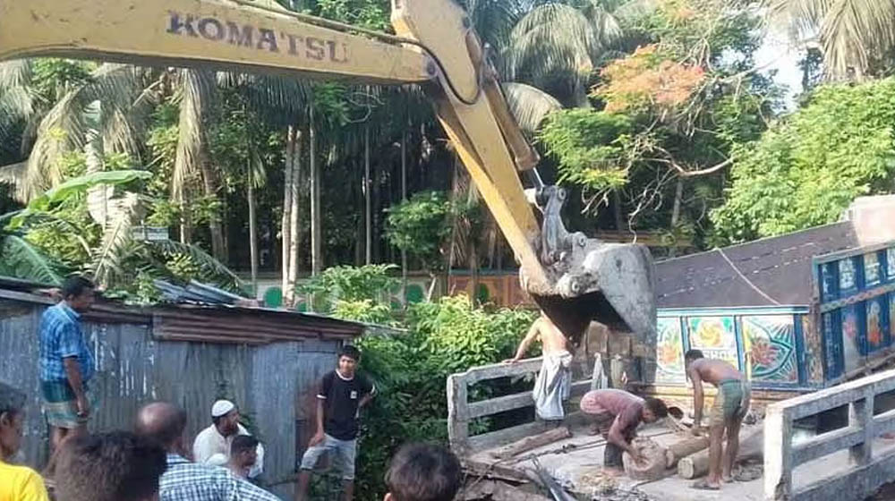 পাথরবোঝাই ট্রাকের চাপে ঝালকাঠিতে পুরোনো সেতু ধস, যোগাযোগ বিচ্ছিন্ন