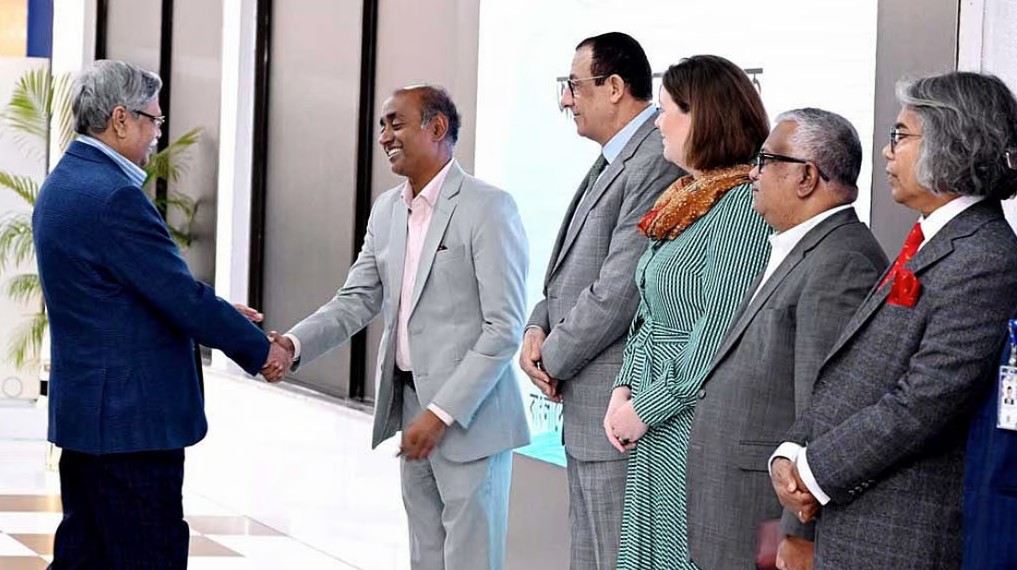 যুক্তরাজ্যে চিকিৎসা শেষে দেশে ফিরলেন রাষ্ট্রপতি