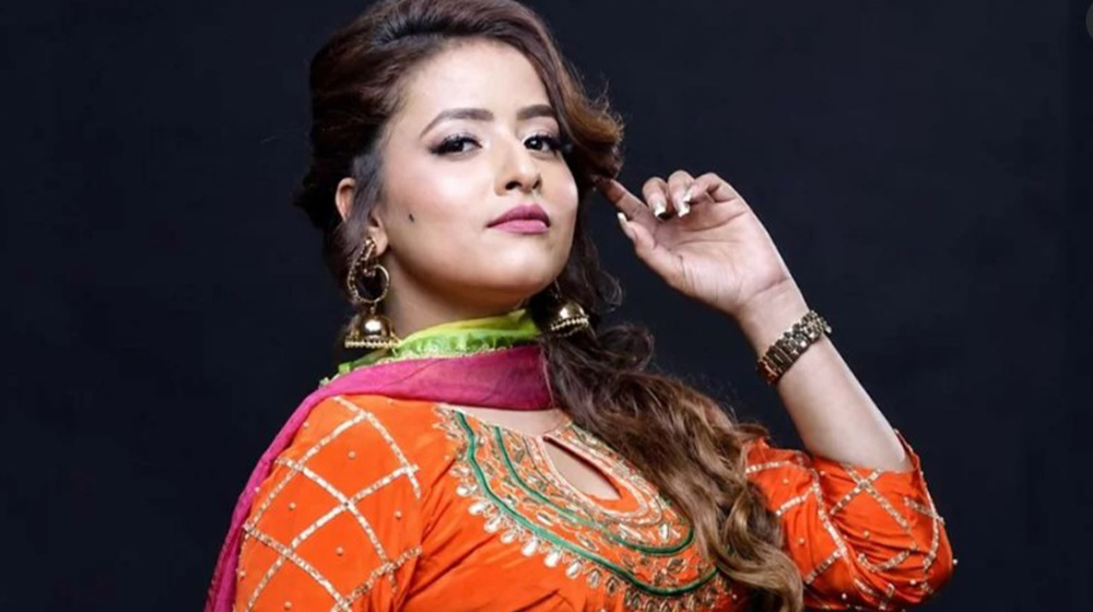 বিয়ের প্রস্তাব ফিরিয়ে দেওয়ায় গায়িকাকে কানাডা থেকে এসে হত্যা