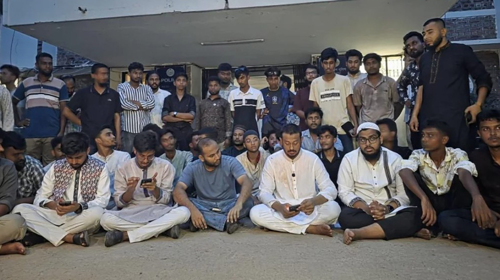 থানার সামনে অবস্থান নিলেন নাসীরুদ্দীন পাটওয়ারী