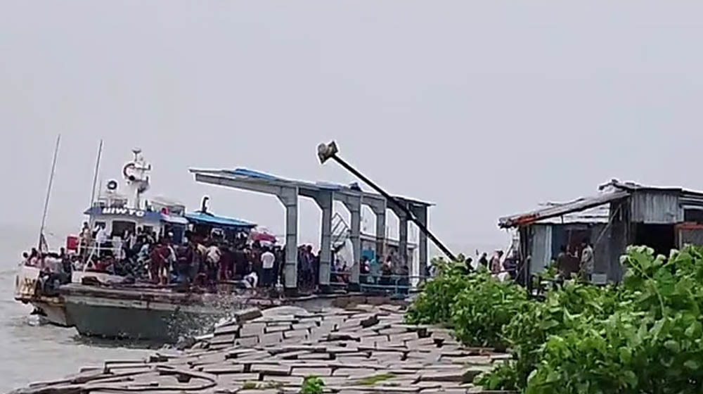 ঝড়ের কবল থেকে নিরাপদে ঘাটে পৌঁছাল সি-ট্রাক, রক্ষা পেল পাঁচ শতাধিক যাত্রী