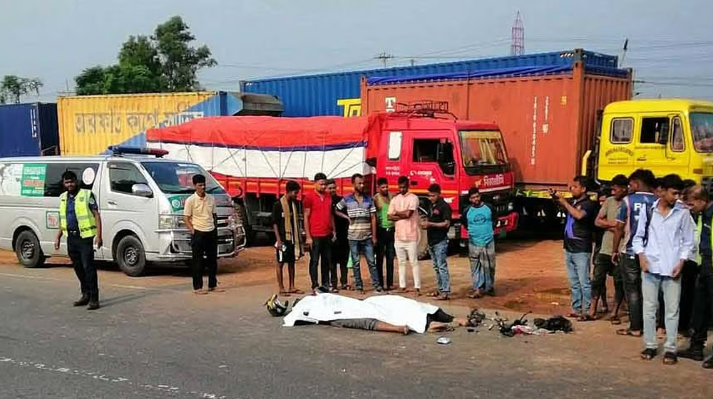 কুমিল্লায় দাঁড়িয়ে থাকা বাসে মোটরসাইকেলের ধাক্কা, নিহত ২