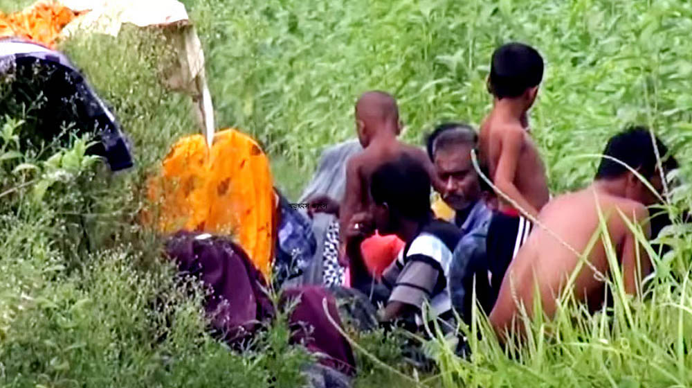 শূন্যরেখায় রাত কাটল ঠেলে দেওয়া ১২ জনের, পতাকা বৈঠকেও মিলেনি সমাধান
