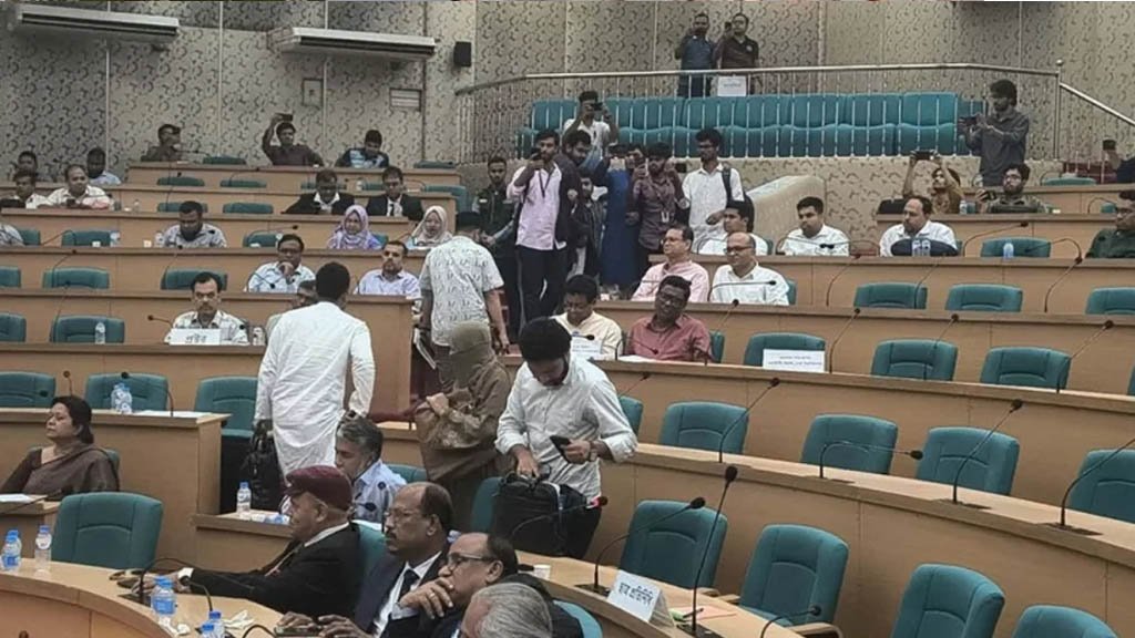 শেখ পরিবারের নামে স্থাপনার নাম পরিবর্তন বিতর্কে সিনেট অধিবেশন বর্জন