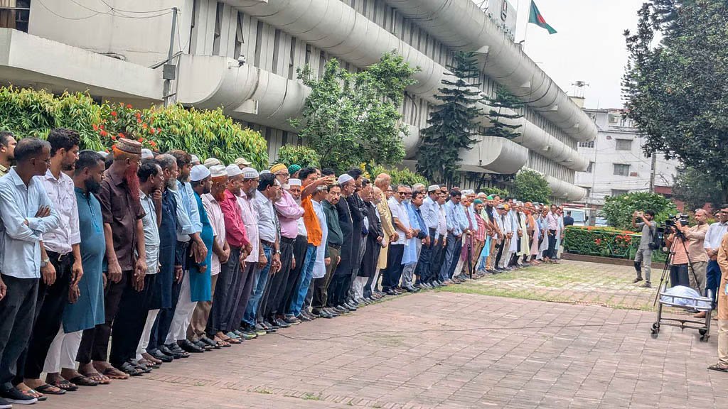বিটিভি প্রাঙ্গণে মুস্তাফা মনোয়ারকে শেষ শ্রদ্ধা