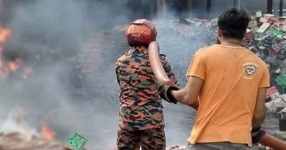 চকবাজারের আশিক টাওয়ারে ভয়াবহ আগুন, নিয়ন্ত্রণে ৬ ইউনিট