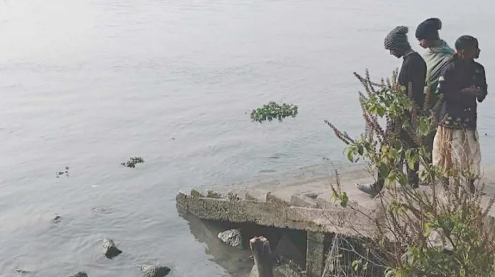 সন্তানকে নিয়ে সুগন্ধায় ঝাঁপ মায়ের, এগিয়ে এলেন স্থানীয়রা