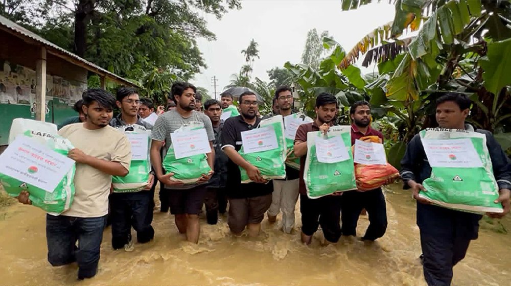 বন্যার্তদের বিনামূল্যে চিকিৎসা ও ত্রাণসামগ্রী বিতরণ ছাত্রদলের