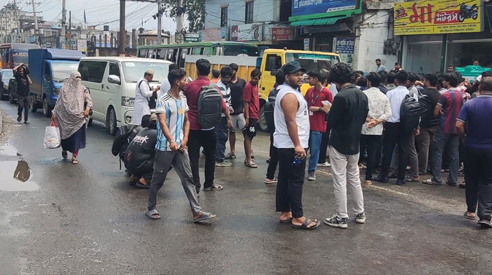 শিক্ষামন্ত্রীর পদত্যাগ দাবিতে ঢাকা-আরিচা মহাসড়ক অবরোধ