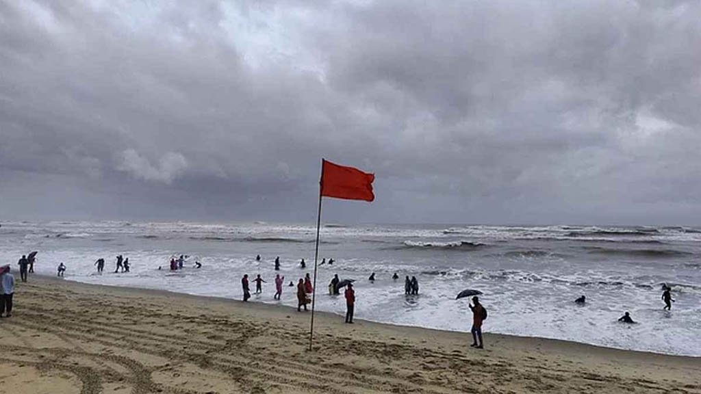 বঙ্গোপসাগরে লঘুচাপ, ৪ বন্দরে ৩ নম্বর সতর্কতা