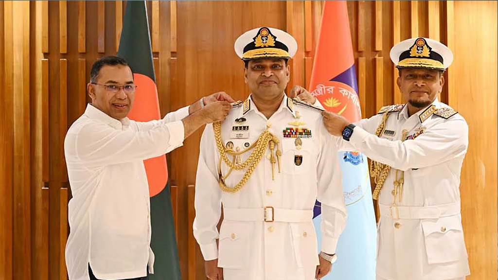 নতুন নৌপ্রধান মিজবাহ উল আজীম র‌্যাঙ্ক ব্যাজ পেলেন