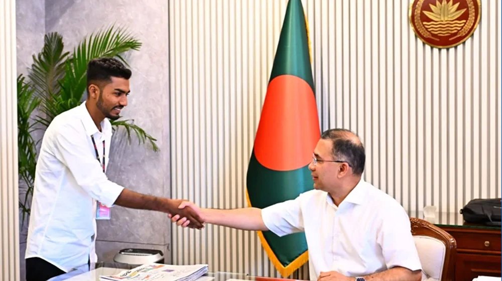 প্রধানমন্ত্রীর সঙ্গে অকুতোভয় জুলাই যোদ্ধা আজিজুর রহমানের সাক্ষাৎ