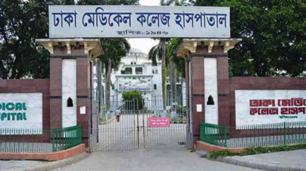 ঢাকা মেডিকেলের নতুন ভবনের আটতলা থেকে লাফিয়ে পড়ে নারী রোগীর মৃত্যু