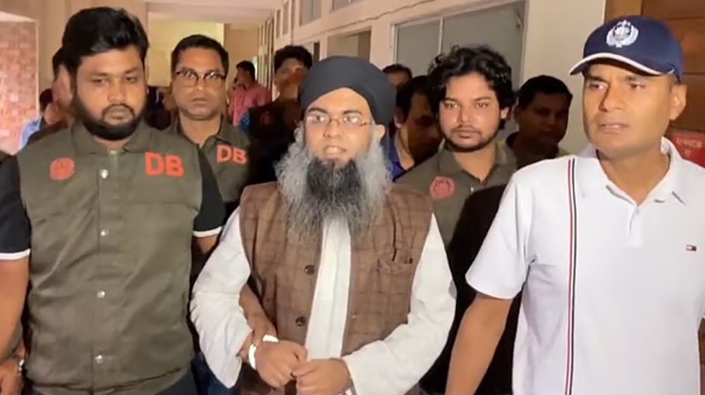 এনসিপির অব্যাহতিপ্রাপ্ত নেতা গাজী সালাউদ্দিনের উপর আদালত চত্বরে ডিম নিক্ষেপ
