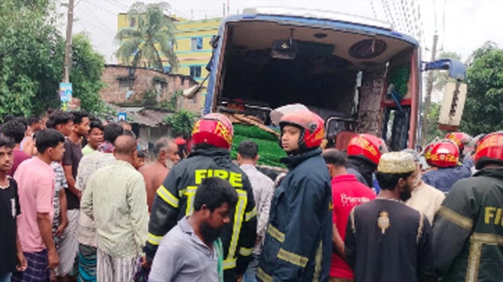 বগুড়ার এরুলিয়ায় বাসচাপায় ৬ জন নিহত, আহত অনেকে